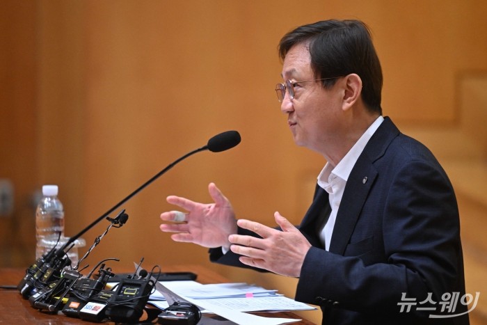 이찬진 금융감독원장이 22일 오전 서울 여의도 금융감독원에서 열린 정례 기자간담회에서 발언을 하고 있다. 사진=강민석 기자