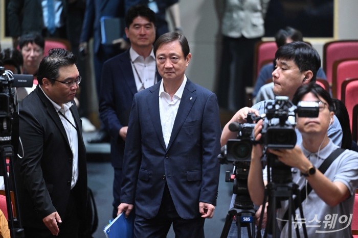 이찬진 금융감독원장이 22일 오전 서울 여의도 금융감독원에서 열린 정례 기자간담회에 참석하기 위해 이동하고 있다. 사진=강민석 기자