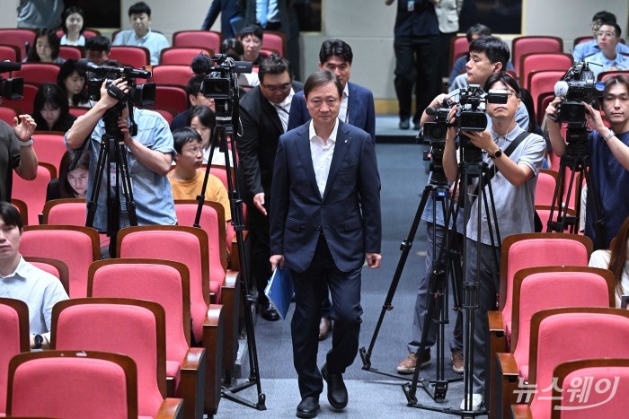 이찬진 금융감독원장이 22일 오전 서울 여의도 금융감독원에서 열린 정례 기자간담회에 참석하기 위해 이동하고 있다. 사진=강민석 기자
