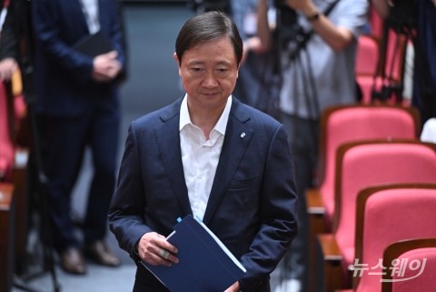 정례 기자간담회 향하는 이찬진 금감원장