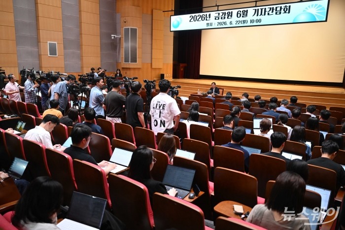 이찬진 금융감독원장이 22일 오전 서울 여의도 금융감독원에서 열린 정례 기자간담회에서 발언을 하고 있다. 사진=강민석 기자