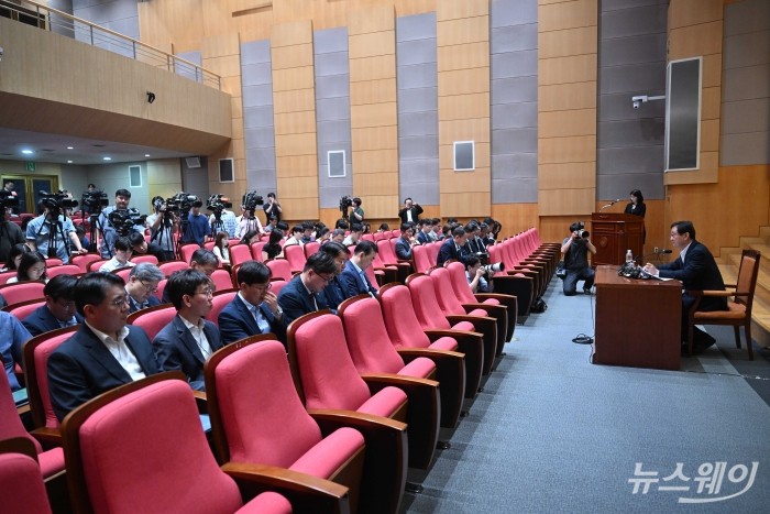 이찬진 금융감독원장이 22일 오전 서울 여의도 금융감독원에서 열린 정례 기자간담회에서 발언을 하고 있다. 사진=강민석 기자