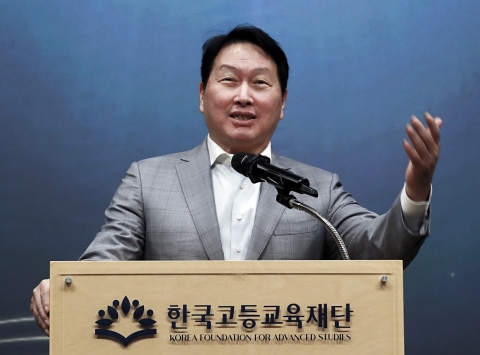최태원 "AI 시대 인재 기준 달라져···큰 나무 되어 숲 이뤄달라"