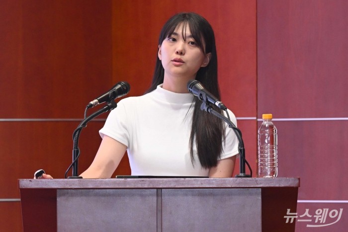 양현경 iM증권 리서치본부 투자전략팀 연구원이 24일 오후 서울 여의도 금융투자협회에서 뉴스웨이 주최로 열린 제8회 블록체인 비즈니스 포럼('가상자산 증명의 시간:비트코인 투자전략과 AI시대 생존전략')에서 '에이전틱 AI와 블록체인, 자율 경제 시스템의 새로운 인프라' 주제로 강연을 하고 있다. 사진=강민석 기자