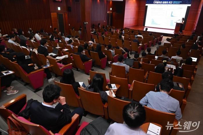 양현경 iM증권 리서치본부 투자전략팀 연구원이 24일 오후 서울 여의도 금융투자협회에서 뉴스웨이 주최로 열린 제8회 블록체인 비즈니스 포럼('가상자산 증명의 시간:비트코인 투자전략과 AI시대 생존전략')에서 '에이전틱 AI와 블록체인, 자율 경제 시스템의 새로운 인프라' 주제로 강연을 하고 있다. 사진=강민석 기자
