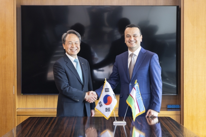 진옥동 신한금융그룹 회장이 지난 24일 서울 중구 한 호텔에서 라지즈 쿠드라토프 우즈베키스탄 투자산업무역부 장관과 면담한 뒤 기념사진을 촬영하고 있다. 사진=신한금융