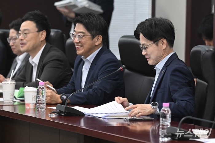 (오른쪽 첫 번째)김정관 산업통상부 장관이 25일 오전 서울 종로구 무역보험공사에서 열린 산업자원안보 민관 전략회의에서 자료를 살펴보고 있다.사진=강민석 기자