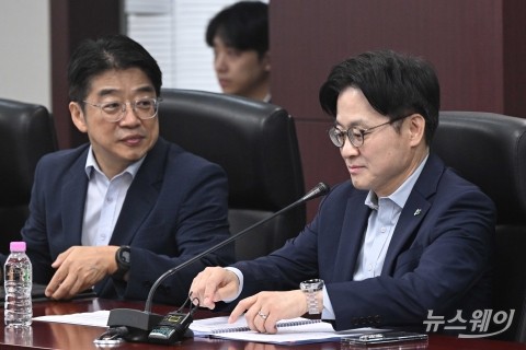 '산업자원안보 민관 전략회의' 자료 살펴보는 김정관 산업부 장관