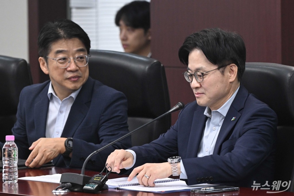'산업자원안보 민관 전략회의' 자료 살펴보는 김정관 산업부 장관