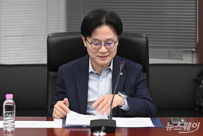 김정관 산업통상부 장관이 25일 오전 서울 종로구 무역보험공사에서 열린 산업자원안보 민관 전략회의에서 자료를 살펴보고 있다. 사진=강민석 기자