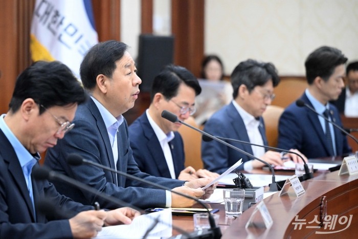 (왼쪽 두 번째)구윤철 부총리 겸 재정경제부 장관이 26일 오전 서울 종로구 정부서울청사에서 열린 비상경제본부 회의 겸 경제관계장관회의 겸 민생물가 특별관리 관계장관 태스크포스(TF)에서 모두발언을 하고 있다. 사진=강민석 기자