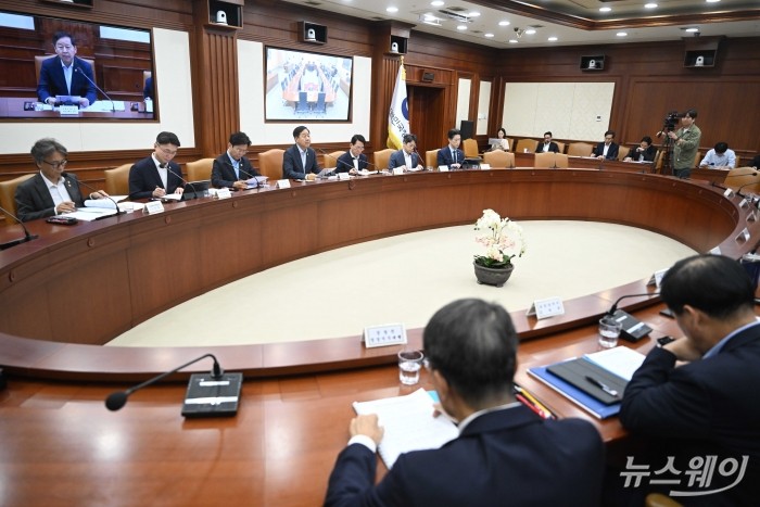 (왼쪽 네 번째)구윤철 부총리 겸 재정경제부 장관이 26일 오전 서울 종로구 정부서울청사에서 열린 비상경제본부 회의 겸 경제관계장관회의 겸 민생물가 특별관리 관계장관 태스크포스(TF)에서 모두발언을 하고 있다. 사진=강민석 기자