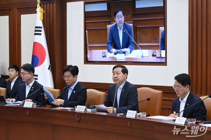 (오른쪽 두 번째)구윤철 부총리 겸 재정경제부 장관이 26일 오전 서울 종로구 정부서울청사에서 열린 비상경제본부 회의 겸 경제관계장관회의 겸 민생물가 특별관리 관계장관 태스크포스(TF)에서 모두발언을 하고 있다. 사진=강민석 기자