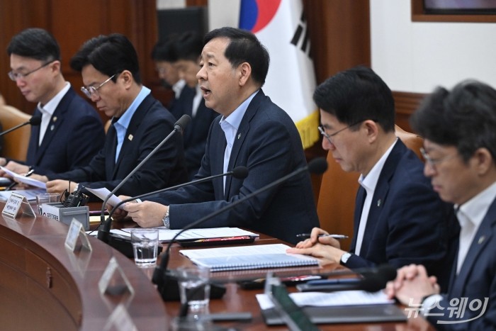 (오른쪽 세 번째)구윤철 부총리 겸 재정경제부 장관이 26일 오전 서울 종로구 정부서울청사에서 열린 비상경제본부 회의 겸 경제관계장관회의 겸 민생물가 특별관리 관계장관 태스크포스(TF)에서 모두발언을 하고 있다. 사진=강민석 기자