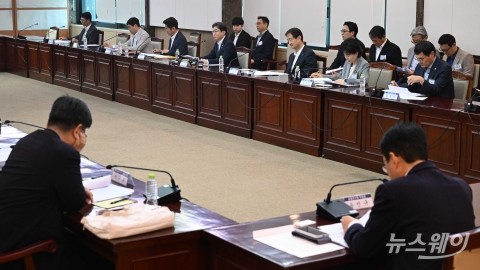 '금융소비자보호 정책평가위 출범회의' 주재하는 이억원 금융위원장