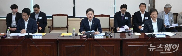 (중앙)이억원 금융위원장이 29일 오후 서울 종로구 정부서울청사에서 열린 금융소비자보호 정책평가위 출범회의에서 모두발언을 하고 있다. 사진=강민석 기자