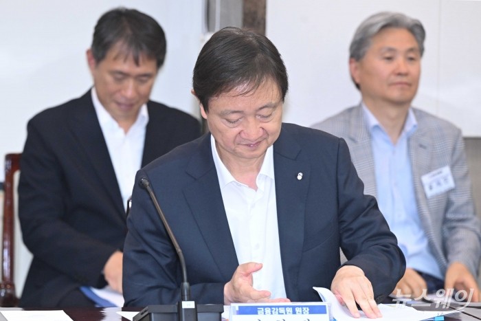 이찬진 금감원장이 29일 오후 서울 종로구 정부서울청사에서 열린 금융소비자보호 정책평가위 출범회의에 참석해 자료를 살펴보고 있다. 사진=강민석 기자