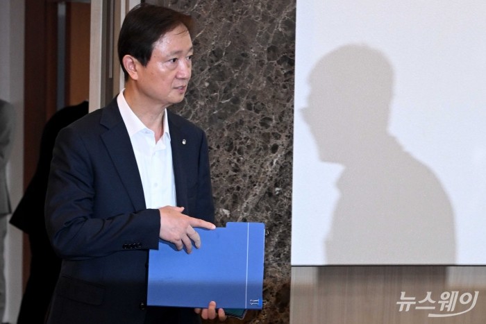 이찬진 금감원장이 29일 오후 서울 종로구 정부서울청사에서 열린 금융소비자보호 정책평가위 출범회의에 참석하기 위해 자리로 향하고 있다. 사진=강민석 기자