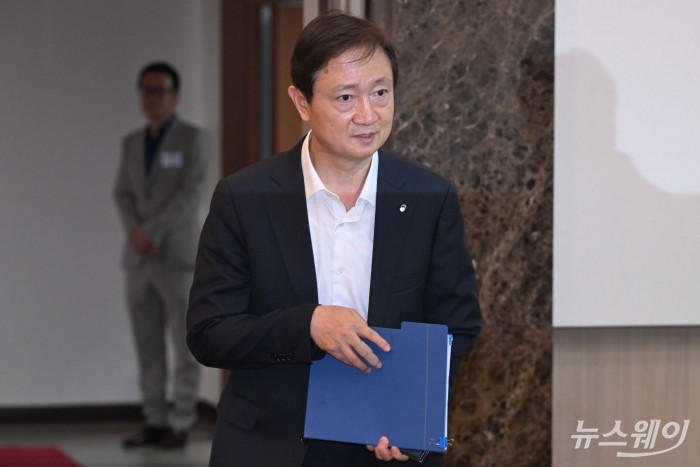 이찬진 금감원장이 29일 오후 서울 종로구 정부서울청사에서 열린 금융소비자보호 정책평가위 출범회의에 참석하기 위해 자리로 향하고 있다. 사진=강민석 기자