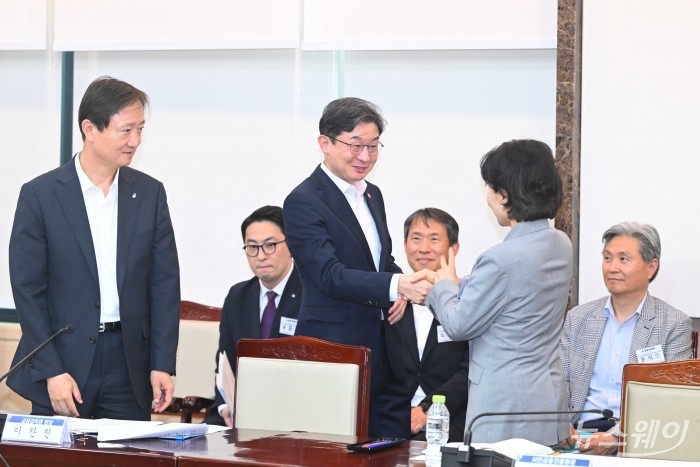 (오른쪽 두 번째)이억원 금융위원장과 김은경 서민금융진흥원장이 29일 오후 서울 종로구 정부서울청사에서 열린 금융소비자보호 정책평가위 출범회의에서 악수하고 있다. (왼쪽 첫 번째)이찬진 금감원장. 사진=강민석 기자