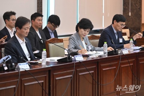 출범회의 자료 살펴보는 이찬진·김은경·김성식