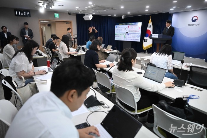 최우혁 과학기술정보통신부 정보보호네트워크정책실장이 30일 오전 서울 종로구 정부서울청사에서 휴대전화 부정사용 방지 대책(안면인증 등 관련)을 발표하고 있다. 사진=강민석 기자