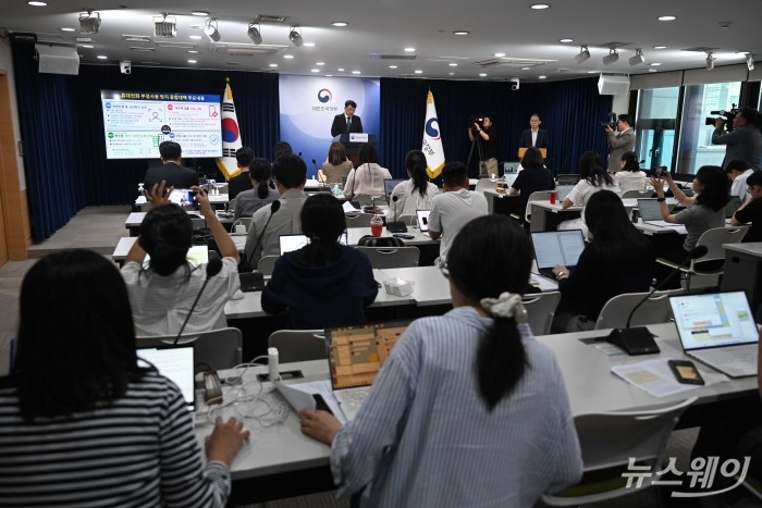 최우혁 과학기술정보통신부 정보보호네트워크정책실장이 30일 오전 서울 종로구 정부서울청사에서 휴대전화 부정사용 방지 대책(안면인증 등 관련)을 발표하고 있다. 사진=강민석 기자