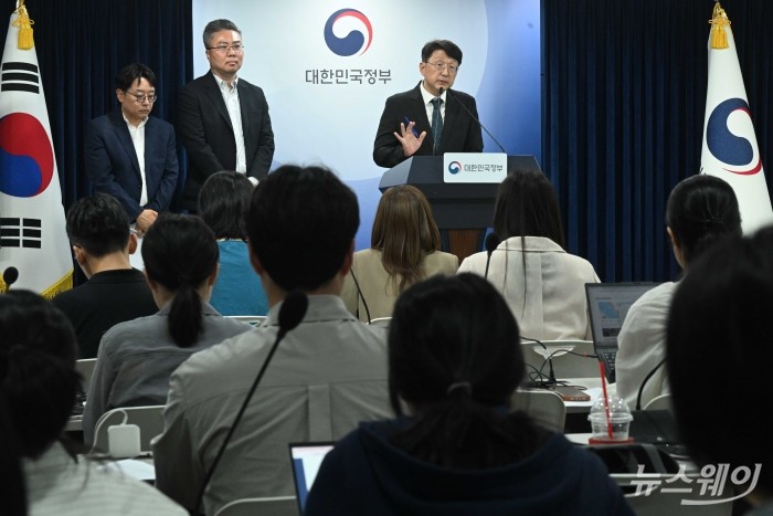 최우혁 과학기술정보통신부 정보보호네트워크정책실장이 30일 오전 서울 종로구 정부서울청사에서 휴대전화 부정사용 방지 대책(안면인증 등 관련)을 발표한 뒤 취재진의 질문에 답변을 하고 있다. 사진=강민석 기자
