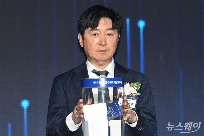 이동훈 코스닥협회장이 1일 오전 서울 여의도 콘래드호텔에서 열린 코스닥 시장 개설 30주년 기념식에 참석해 퍼포먼스를 하고 있다. 사진=강민석 기자