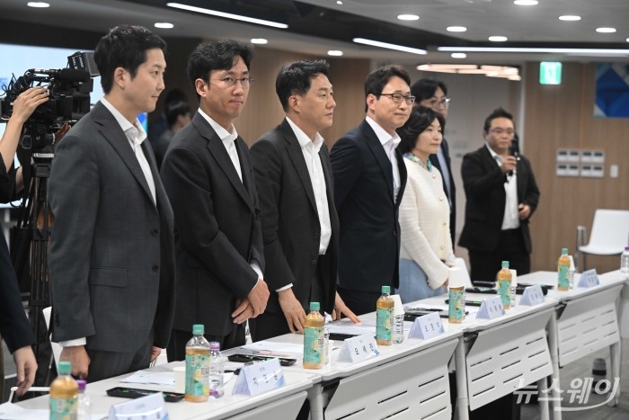 (왼쪽 첫 번째부터)차명훈 코인원 대표이사, 오세진 코빗 대표이사, 오경석 두나무 대표이사를 비롯한 참석자들이 2일 오후 서울 마포구 프론트원에서 열린 가상자산사업자 CEO 간담회에 참석해 자리하고 있다. 사진=강민석 기자