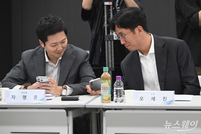 (오른쪽)오세진 코빗 대표이사와 차명훈 코인원 대표이사가 2일 오후 서울 마포구 프론트원에서 열린 가상자산사업자 CEO 간담회에 참석해 대화하고 있다. 사진=강민석 기자