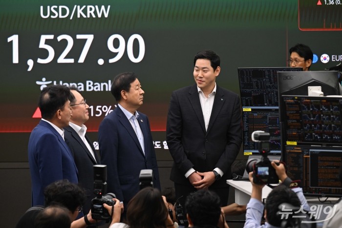 구윤철 부총리 겸 재정경제부 장관과 권민수 한국은행 부총재보, 함영수 하나금융그룹 회장이 6일 오전 서울 중구 하나은행 딜링룸에서 열린 '외환시장 24시간 개장식'에서 직원으로부터 설명을 듣고 있다. 사진=강민석 기자