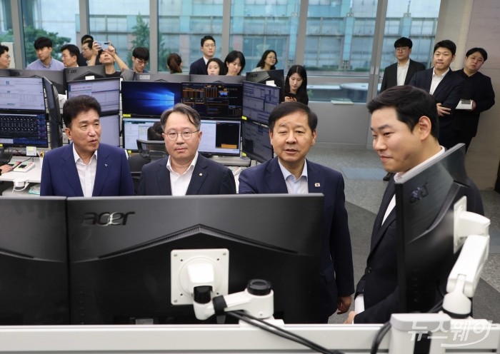 (오른쪽 첫 번째)구윤철 부총리 겸 재정경제부 장관과 권민수 한국은행 부총재보, (왼쪽 첫 번째)함영수 하나금융그룹 회장이 6일 오전 서울 중구 하나은행 딜링룸에서 열린 '외환시장 24시간 개장식'에서 직원으로부터 설명을 듣고 있다. 사진=강민석 기자