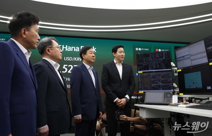 (오른쪽 두 번째)구윤철 부총리 겸 재정경제부 장관과 권민수 한국은행 부총재보, (왼쪽 첫 번째)함영수 하나금융그룹 회장이 6일 오전 서울 중구 하나은행 딜링룸에서 열린 '외환시장 24시간 개장식'에서 직원으로부터 설명을 듣고 있다. 사진=강민석 기자