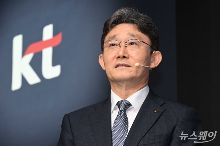 박윤영 KT 대표이사가 6일 오전 서울 광진구 풀만 앰베서더 이스트폴에서 열린 AX Platform Company 도약 기자간담회에서 사업전략을 발표하고 있다. 사진=강민석 기자