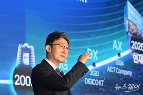 밝은 표정으로 도약 발표 나선 박윤영 KT 대표