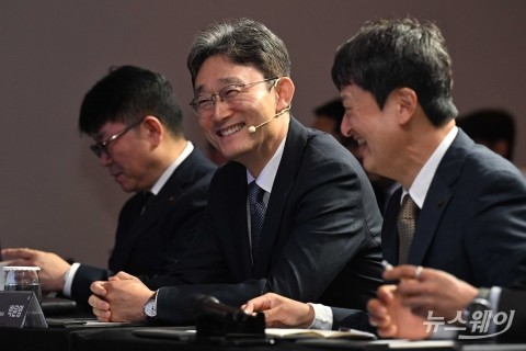 도약 발표 앞서 미소 머금은 박윤영 KT 대표