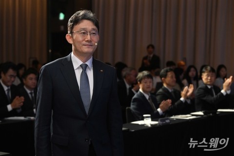 도약 발표 위해 연단 향하는 박윤영 KT 대표