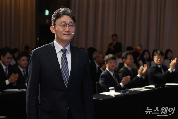 박윤영 KT 대표이사가 6일 오전 서울 광진구 풀만 앰베서더 이스트폴에서 열린 AX Platform Company 도약 기자간담회에서 사업전략을 발표하기 위해 연단으로 향하고 있다. 사진=강민석 기자