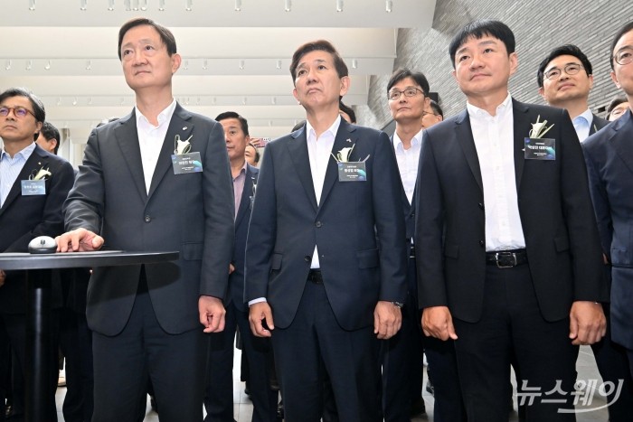 (왼쪽 첫 번째)이찬진 금융감독원장이 7일 오후 경기 성남시 네이버1784에서 열린 모험자본 투자 플랫폼 출범식에서 모험자본 투자 플랫폼 체험을 시연하고 있다. (왼쪽부터)이 금감원장, 황성엽 금융투자협회장, 박상진 네이버페이 대표이사. 사진=강민석 기자