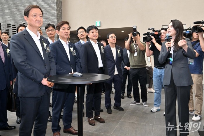 (왼쪽 첫 번째)이찬진 금융감독원장이 7일 오후 경기 성남시 네이버1784에서 열린 모험자본 투자 플랫폼 출범식에서 모험자본 투자 플랫폼 체험을 시연하고 있다. (왼쪽부터)이 금감원장, 황성엽 금융투자협회장, 박상진 네이버페이 대표이사, 송병준 벤처기업협회장. 사진=강민석 기자