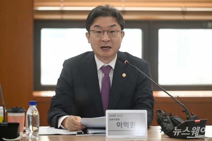 이억원 금융위원장이 8일 오전 서울 여의도 한국거래소에서 열린 합동대응단 1주년 성과 점검 회의에서 모두발언을 하고 있다. 사진=강민석 기자