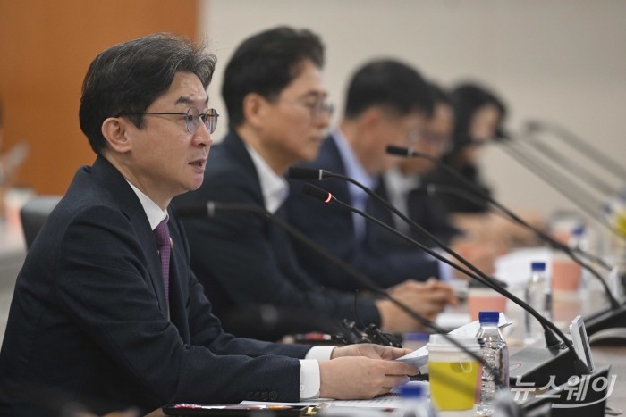 이억원 금융위원장이 8일 오전 서울 여의도 한국거래소에서 열린 합동대응단 1주년 성과 점검 회의에서 모두발언을 하고 있다. 사진=강민석 기자