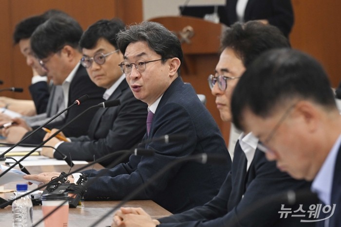 이억원 금융위원장이 8일 오전 서울 여의도 한국거래소에서 열린 합동대응단 1주년 성과 점검 회의에서 모두발언을 하고 있다. 사진=강민석 기자