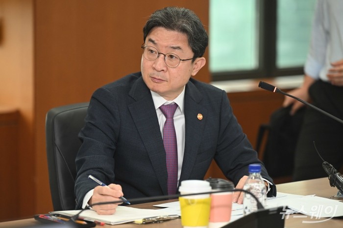 이억원 금융위원장이 8일 오전 서울 여의도 한국거래소에서 열린 합동대응단 1주년 성과 점검 회의에 참석해 자리하고 있다. 사진=강민석 기자