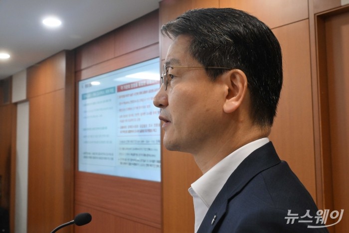 김홍식 한국거래소 시장감시위원장이 8일 오전 서울 여의도 한국거래소에서 열린 합동대응단 1주년 성과 점검 회의에서 발표하고 있다. 사진=강민석 기자