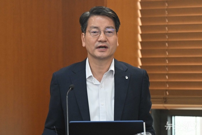김홍식 한국거래소 시장감시위원장이 8일 오전 서울 여의도 한국거래소에서 열린 합동대응단 1주년 성과 점검 회의에서 발표하고 있다. 사진=강민석 기자