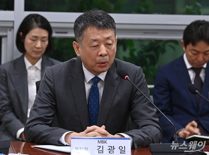 김광일 MBK파트너스 부회장이 9일 서울 여의도 국회 의원회관에서 더불어민주당 을지로위원회 주최로 열린 홈플러스 회생을 위한 MBK파트너스-메리츠 경영진 간담회에서 발언하고 있다. 사진=이수길 기자