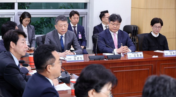 조주연 홈플러스 대표(오른쪽부터), 김중현 메리츠화재 대표, 김광일 MBK 부회장이 9일 국회 의원회관에서 열린 민주당 을지로위원회 주최 '홈플러스 회생을 위한 MBK파트너스-메리츠 경영진 간담회'에서 민병덕 을지로위원장 발언을 듣고 있다. 사진=연합뉴스.