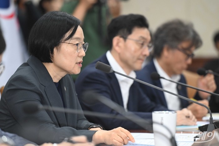 한성숙 국무총리가 9일 오전 서울 종로구 정부서울청사에서 열린 국가정책조정회의에서 모두발언을 하고 있다. 사진=강민석 기자